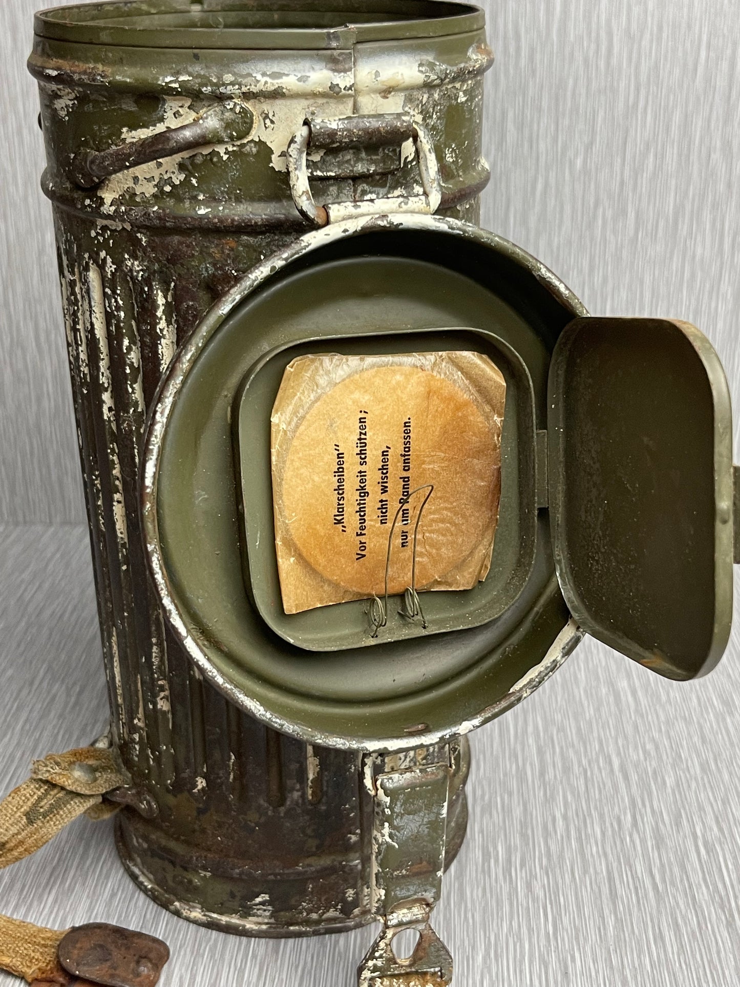 GERMAN WW2 WINTER CAMOUFLAGED GAS MASK CANISTER JSD 1938 WITH SPARE LENSES & BELT HOOK