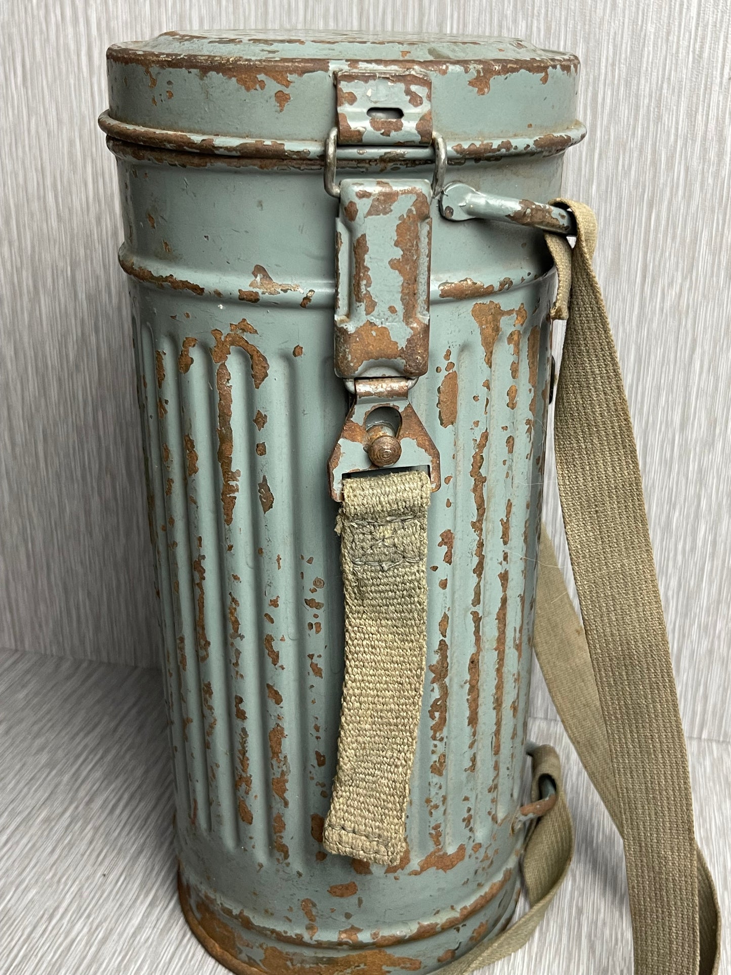 GERMAN WW2 1944 KRIEGSMARINE CAMOUFLAGED GAS MASK CANISTER W/ RIVETED STRAPS