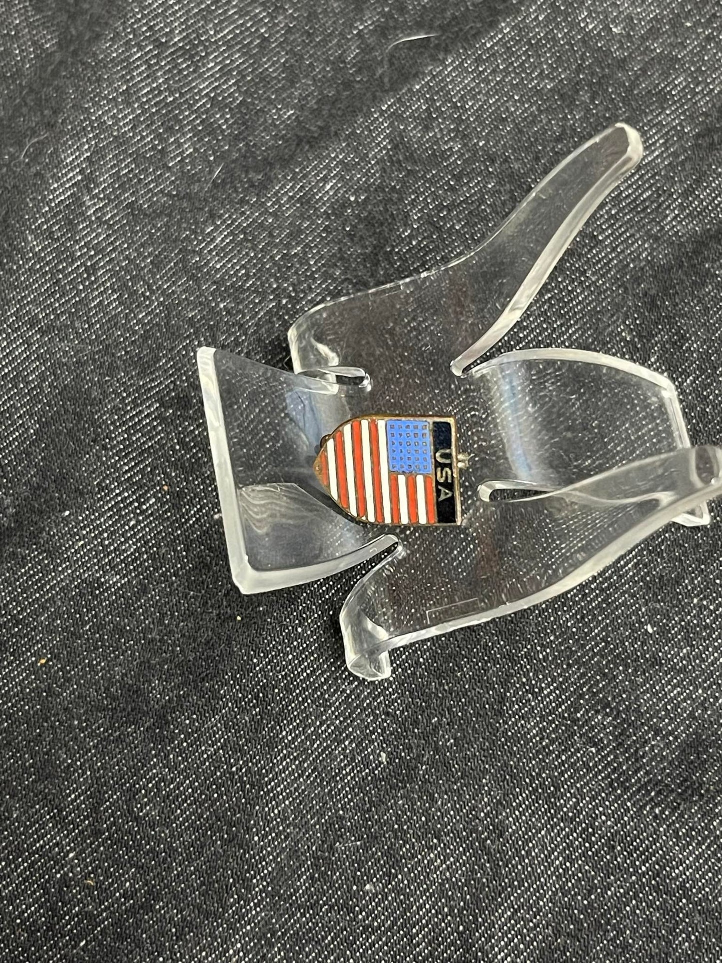 USA PATRIOTIC SHIELD SHAPED FLAG ENAMELED BADGE/PIN