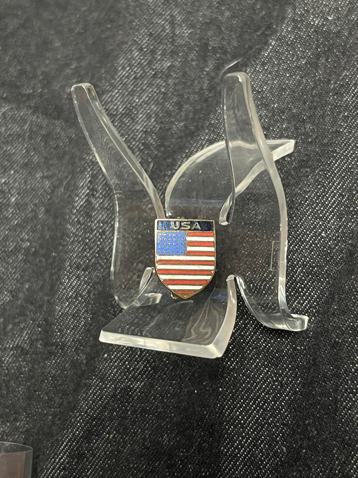 USA PATRIOTIC SHIELD SHAPED FLAG ENAMELED BADGE/PIN